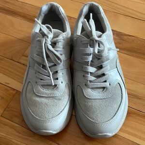 O by Everlane gray smooth and suede leather lace up low top sneakers. F= 7, M= 5